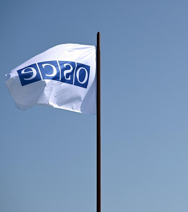 OSZE- und finnische Flaggen wehen vor der Finlandia-Halle, in der am 31. Juli 2025 die Helsinki+50-Konferenz in Helsinki, Finnland, stattfindet