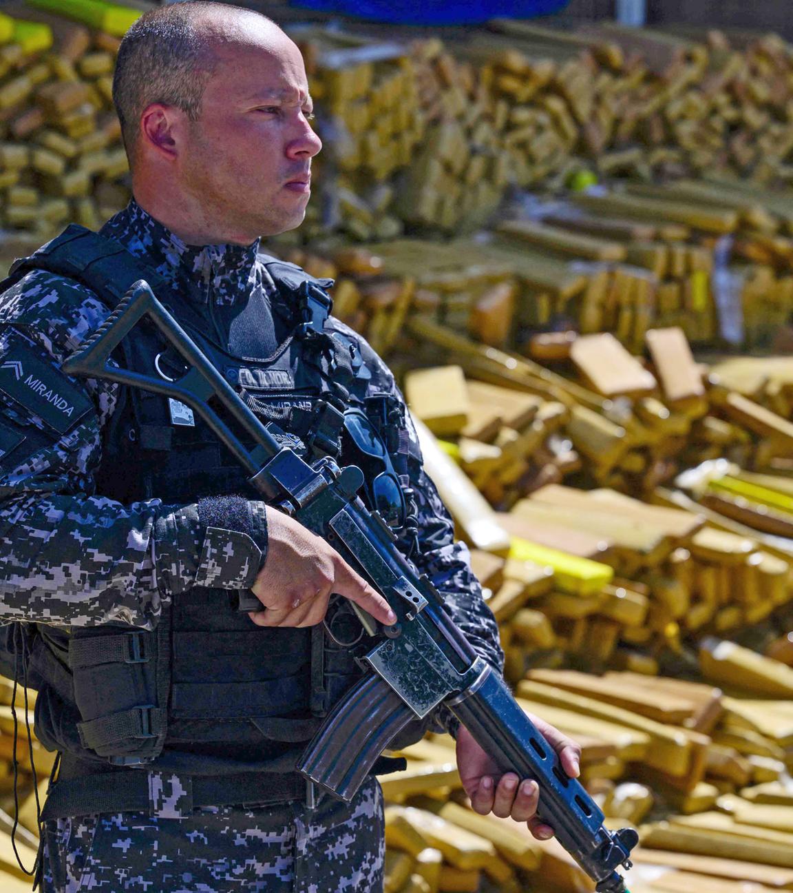 Ein Polizist steht neben 48 Tonnen beschlagnahmtem Marihuana, die am 08.042026 im Polizeipräsidium von Rio de Janeiro, Brasilien