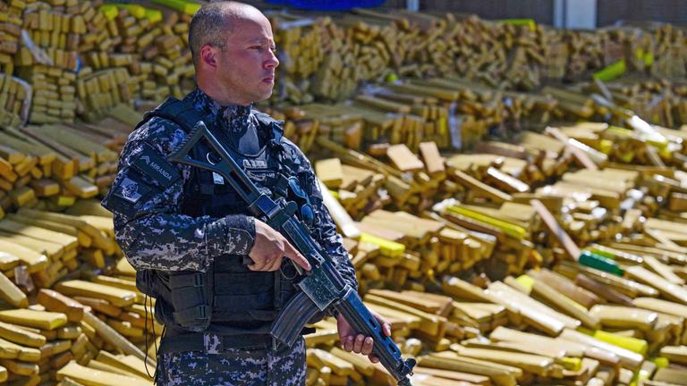 Ein Polizist steht neben 48 Tonnen beschlagnahmtem Marihuana, die am 08.042026 im Polizeipräsidium von Rio de Janeiro, Brasilien