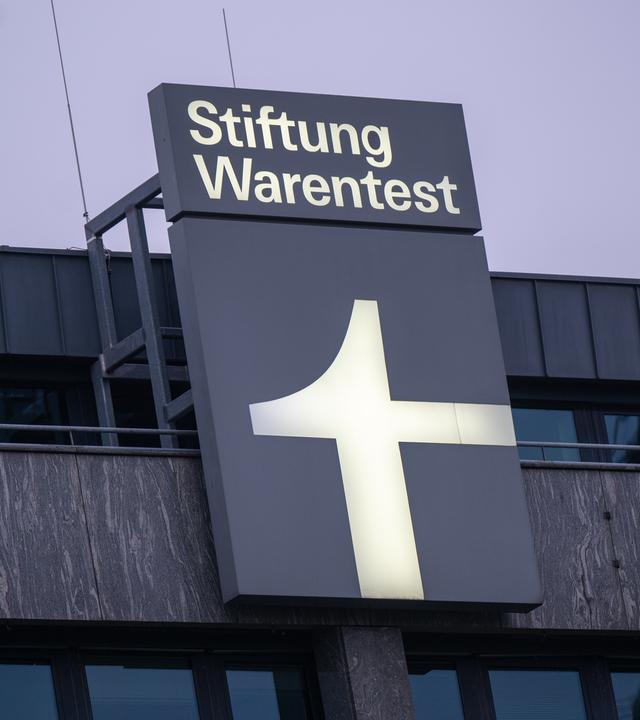  Berlin: Ein Leuchtschild mit dem Logo der Stiftung Warentest ist an einem Geschäftshaus am Lützowplatz angebracht.