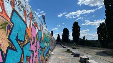 Reste der Berliner Mauer mit Graffitti besprüht