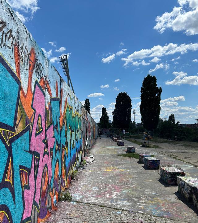 Reste der Berliner Mauer mit Graffitti besprüht