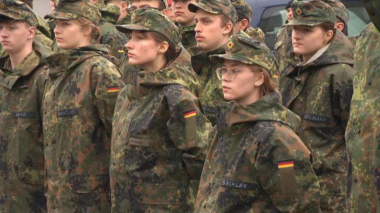 Junge Soldatinnen und Soldaten der Bundeswehr