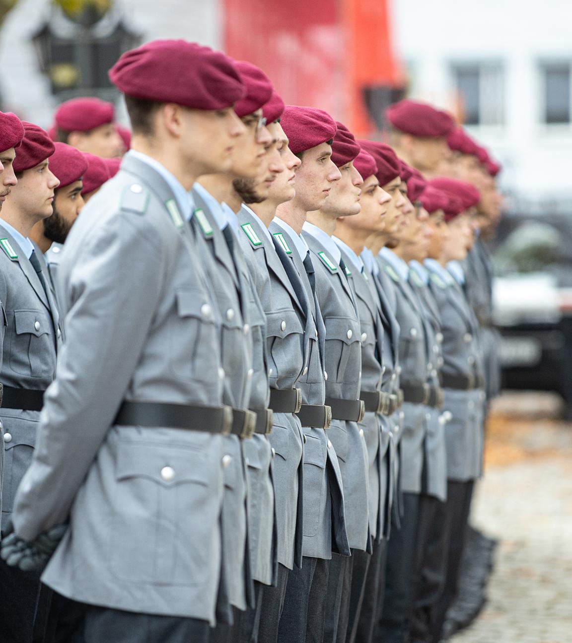 Soldatinnen und Soldaten stehen auf dem Vorplatz der Ludwigskirche in Saarbrücken zum feierlichen Gelöbnis anlässlich des 70. Geburtstags der Bundeswehr angetreten. 