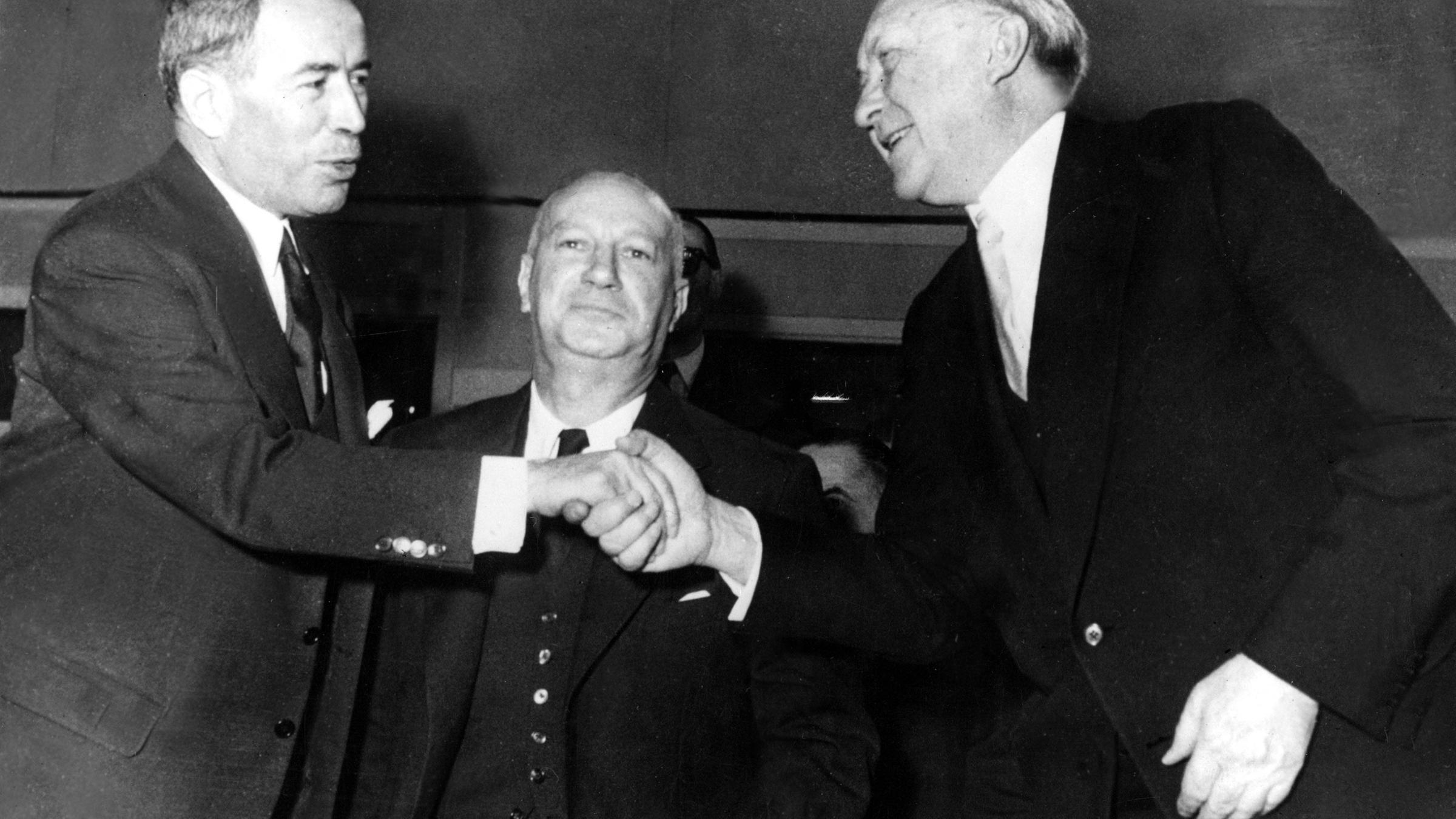Konrad Adenauer und Antoine Pinay schütteln sich die Hände nach dem Beitritt Deutschlands zur NATO