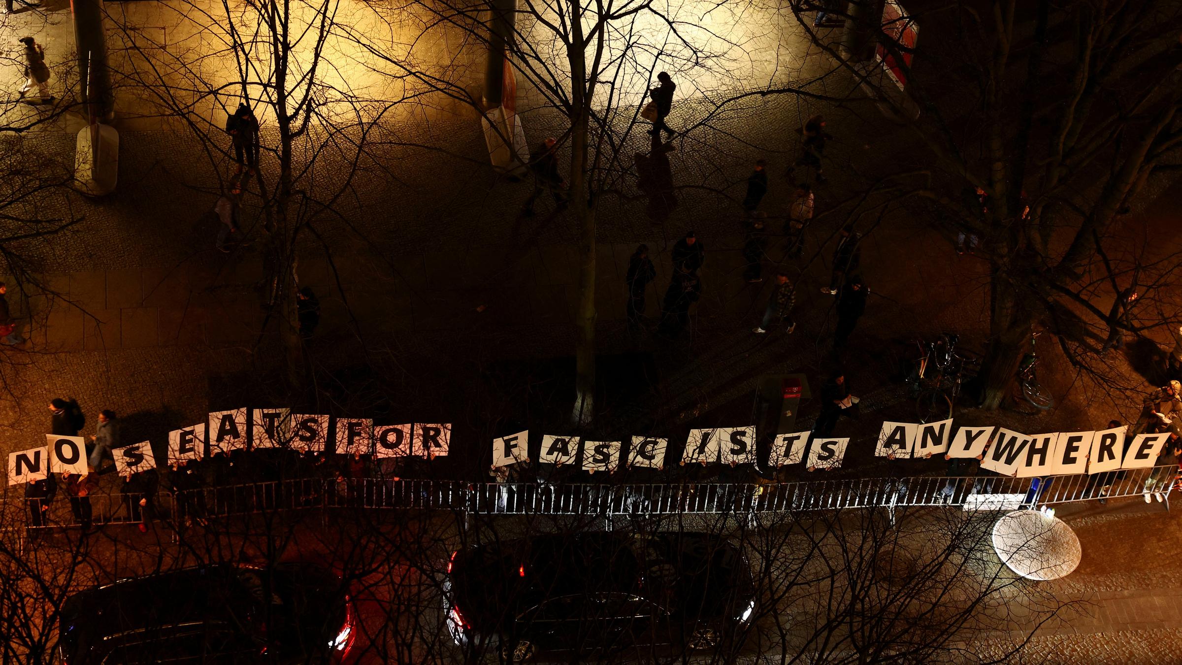 Während der Eröffnungsgala der 74. Internationalen Filmfestspiele der Berlinale in Berlin protestieren Menschen mit Schildern mit der Aufschrift „No seats for fascists anywhere“. 