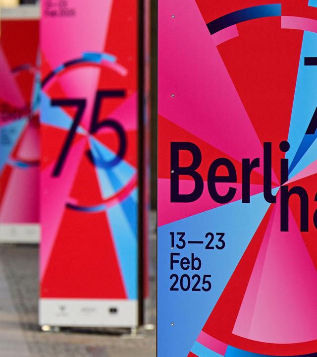 Ein Fußgänger geht an einer Reihe von Berlinale-Plakaten vorbei, während die Vorbereitungen für die 74. Ausgabe der Internationalen Filmfestspiele am 12. Februar 2025 in Berlin im Gange sind. Die 75. Ausgabe des Festivals findet vom 13. bis 23. Februar 2025 statt.