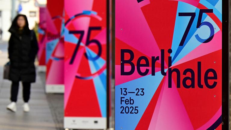 Ein Fußgänger geht an einer Reihe von Berlinale-Plakaten vorbei, während die Vorbereitungen für die 74. Ausgabe der Internationalen Filmfestspiele am 12. Februar 2025 in Berlin im Gange sind. Die 75. Ausgabe des Festivals findet vom 13. bis 23. Februar 2025 statt.