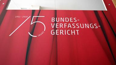 Eine Tafel mit der Aufschrift "75 Jahre Bundesverfassungsgericht" am Bundesverfassungsgericht in Karlsruhe.