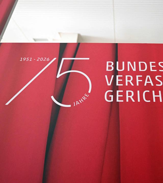 Eine Tafel mit der Aufschrift "75 Jahre Bundesverfassungsgericht" am Bundesverfassungsgericht in Karlsruhe.