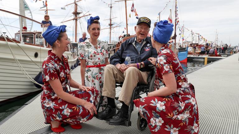 US D-Day-Veteran Bert Chandler trifft mit Mitgliedern der Charlalas Close Harmony Group am 02.06.2019 in Portsmouth (Grossbritannien) 
