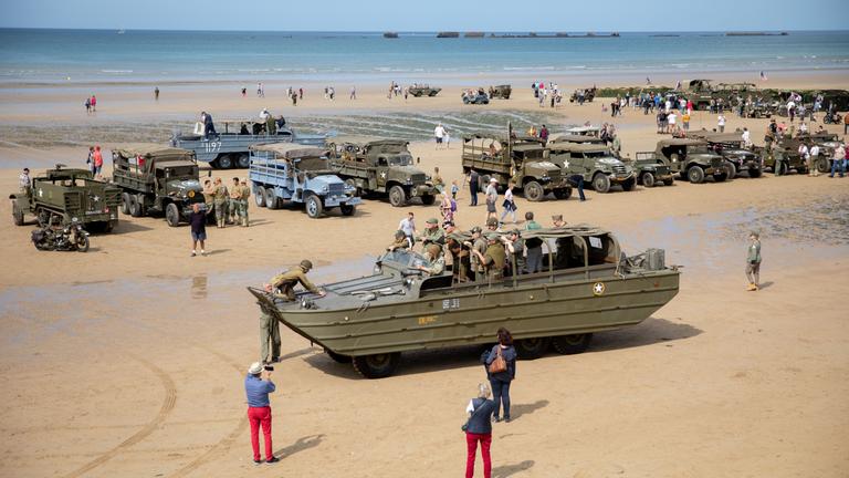 Amphibienfahrzeuge und andere historische Fahrzeuge aus dem Zweiten Weltkrieg in Arromanches-les-Bains (Frankreich) am 03.06.2019