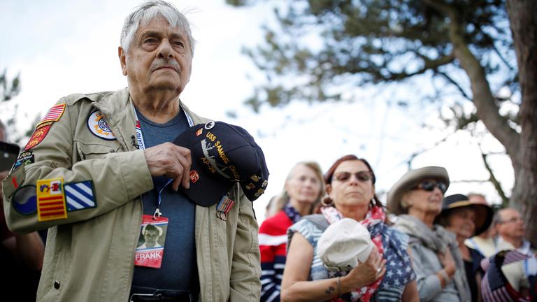 Der US-D-Day-Veteran Frank Devita im Gedenken auf einem Friedhof in Colleville-Sur-Mer (Frankreich)