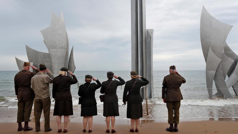 Zweite-Weltkrieg Liebhaber stehen vor ein Denkmal für die amerikanischen Soldaten, die am Tag des Tages am Omaha-Strand landeten am 04.06.2019 in Saint-Laurent-Sur-Mer (Frankreich) 