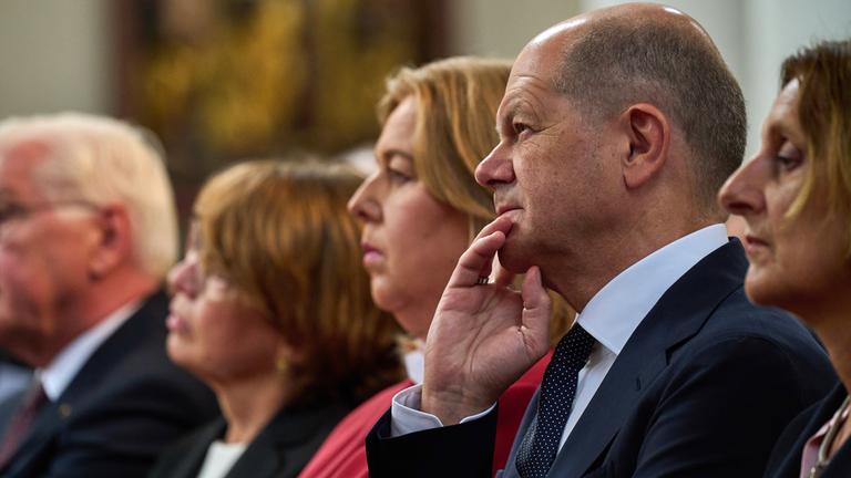 Berlin: Bundeskanzler Olaf Scholz nimmt am Ökumenischen Gottesdienst anlässlich des Staatsakts zu 75 Jahre Grundgesetz in der St. Marienkirche in Berlin-Mitte teil.