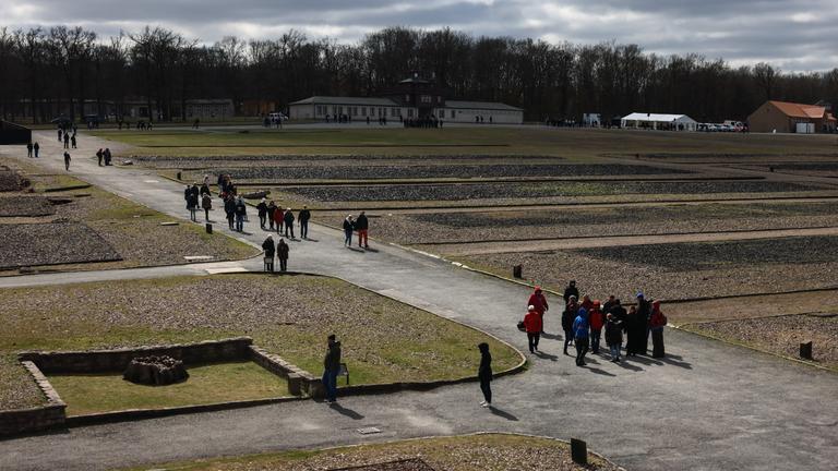 Menschen gehen durch die Gedenkstätte des ehemaligen Konzentrationslagers Buchenwald