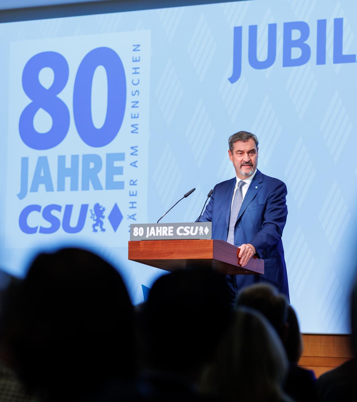 Markus Söder auf der Bühne am Rednerpult bei der Feier zum 80-jährigen Bestehen der CSU