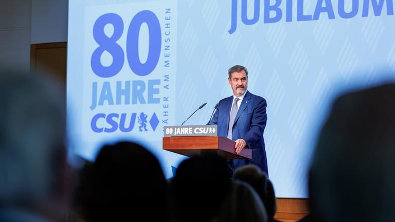 Markus Söder auf der Bühne am Rednerpult bei der Feier zum 80-jährigen Bestehen der CSU