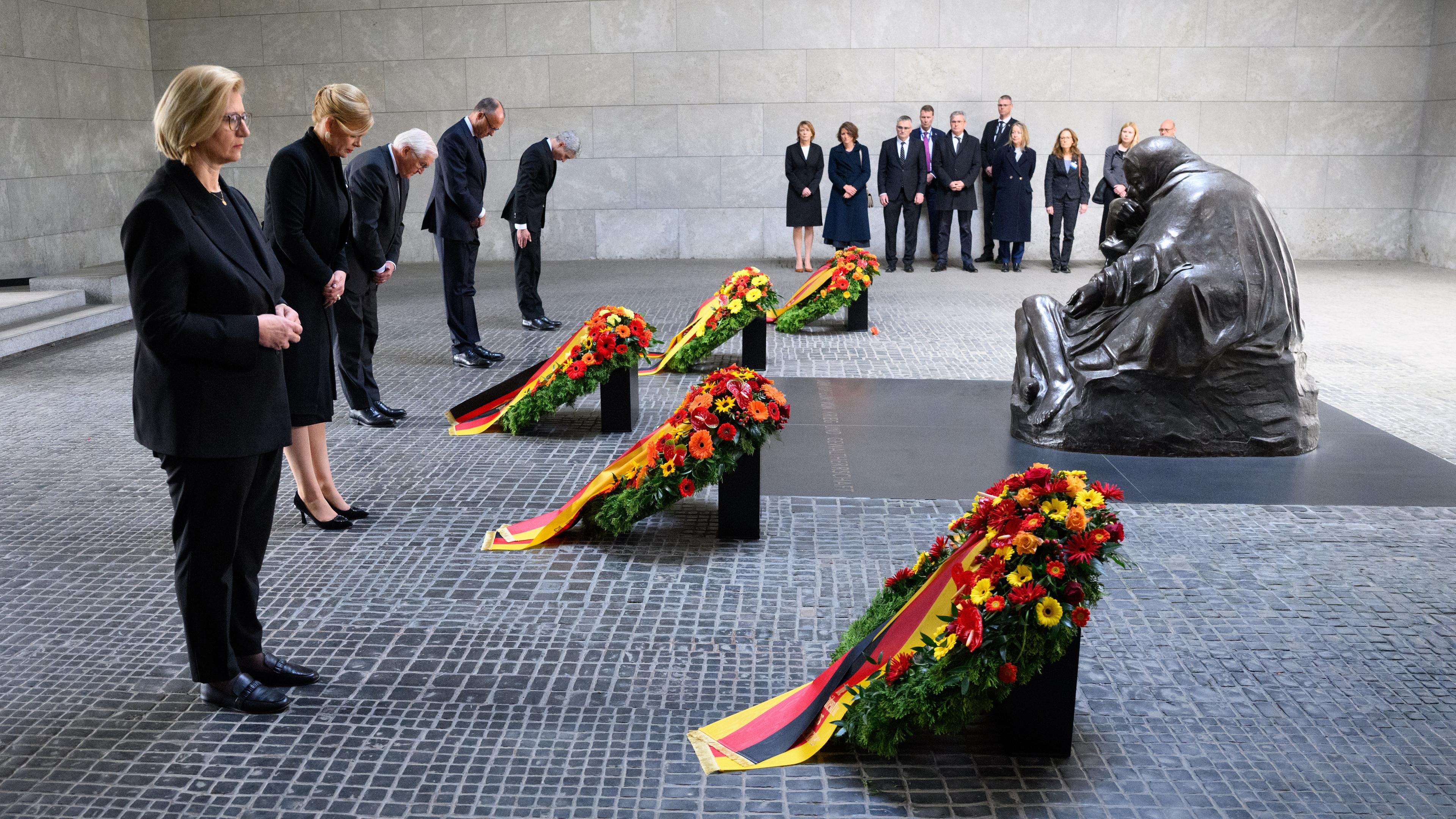 Bundespräsident Frank-Walter Steinmeier (M) legt zusammen mit den Repräsentantinnen und Repräsentanten der Verfassungsorgane des Bundes (l-r), Anke Rehlinger (SPD), Ministerpräsidentin des Saarlands und amtierende Bundesratspräsidentin, Bundestagspräsidentin Julia Klöckner (CDU), Bundeskanzler Friedrich Merz (CDU), und Stephan Harbarth, Präsident des Bundesverfassungsgerichts, an der Neuen Wache, der zentralen Gedenkstätte der Bundesrepublik Deutschland für die Opfer von Krieg und Gewaltherrschaft, einen Kranz nieder.
