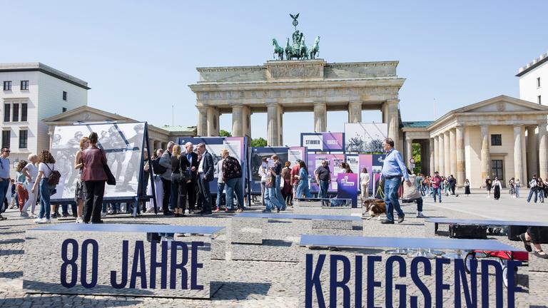 Besucher bei der Eröffnung zur Ausstellung "...endlich Frieden?!" im Rahmen der Themenwoche "80 Jahre Kriegsende - Befreiung Europas vom Nationalsozialismus" am Pariser Platz, Berlin