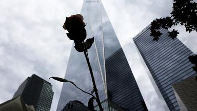Bei einer Gedenkveranstaltung vor dem Freedom Tower wurden Blume niedergelegt.