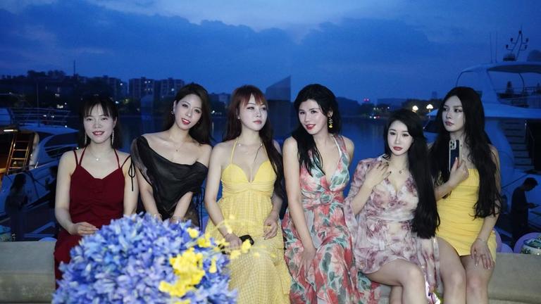 Auf einer exklusiven Yachtparty am Perlfluss-Delta träumen junge Chinesinnen und Chinesen vom Luxusleben. "The Chinese Dream - 24h junges China": Sechs junge Chinesinnen sitzen in der Dämmerung auf einer Yacht und posieren für ein Foto.