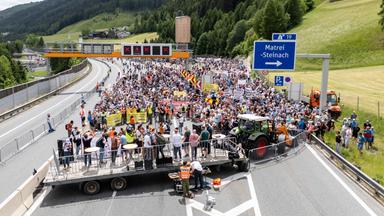 Hunderte Anwohner demonstrierten auf der A13 gegen das steigende Verkehrsaufkommen.