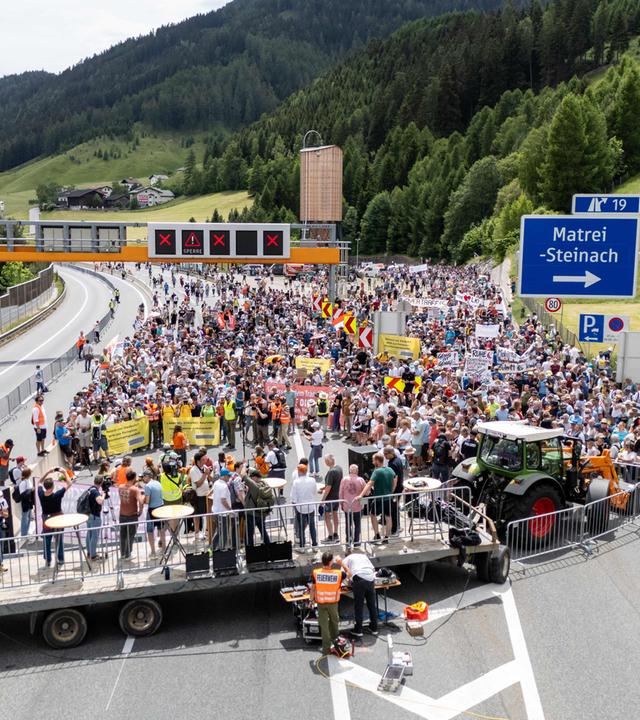 Hunderte Anwohner demonstrierten auf der A13 gegen das steigende Verkehrsaufkommen.