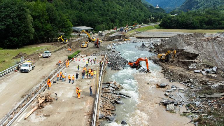 Aufräumarbeiten und Reparaturarbeiten nach den Unwettern auf der Fahrbahn der Autobahn A13. 