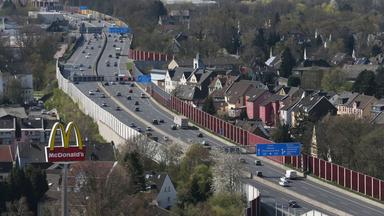 Die Autobahn 40, der sogenannte Ruhrschnellweg, bei Bochum in Nordrhein-Westfalen.