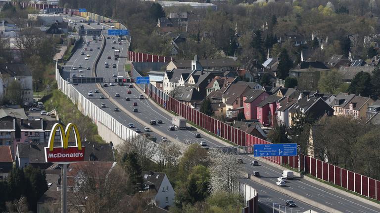 Die Autobahn 40, der sogenannte Ruhrschnellweg, bei Bochum in Nordrhein-Westfalen.