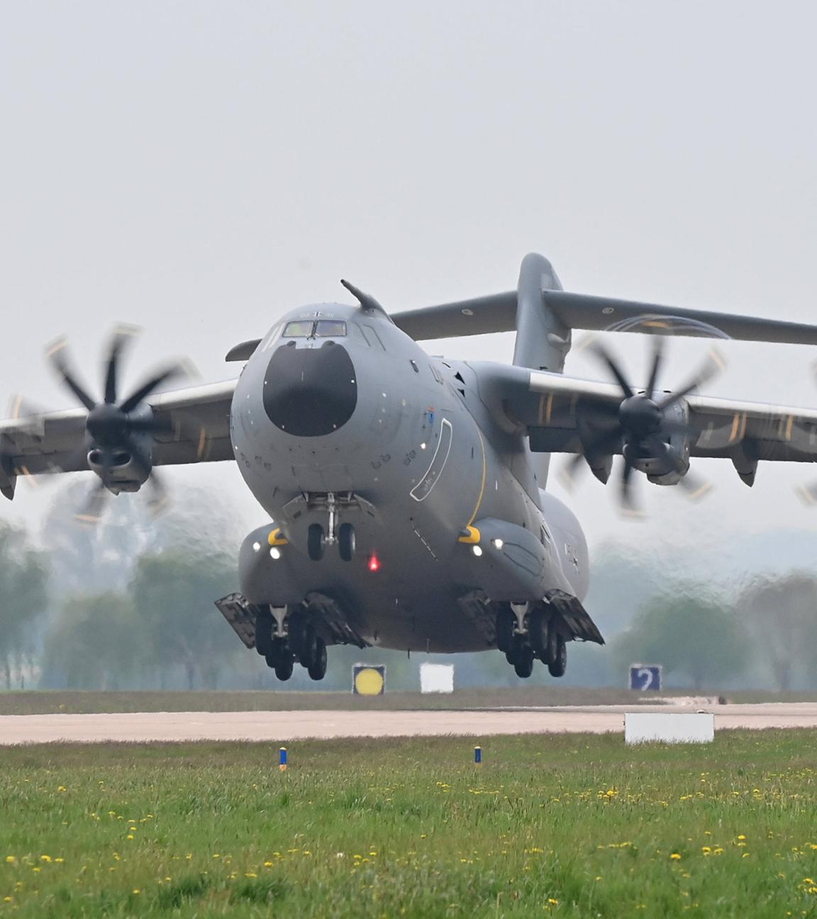 Flugzeug Airbus A400M der Bundeswehr startet am Fliegerhorst der Bundeswehr in Wunstrof. (Archiv)