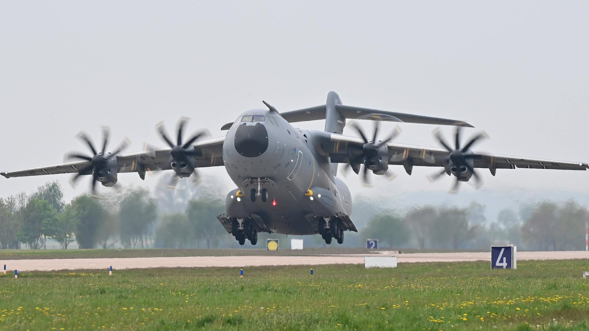 Flugzeug Airbus A400M der Bundeswehr startet am Fliegerhorst der Bundeswehr in Wunstrof. (Archiv)