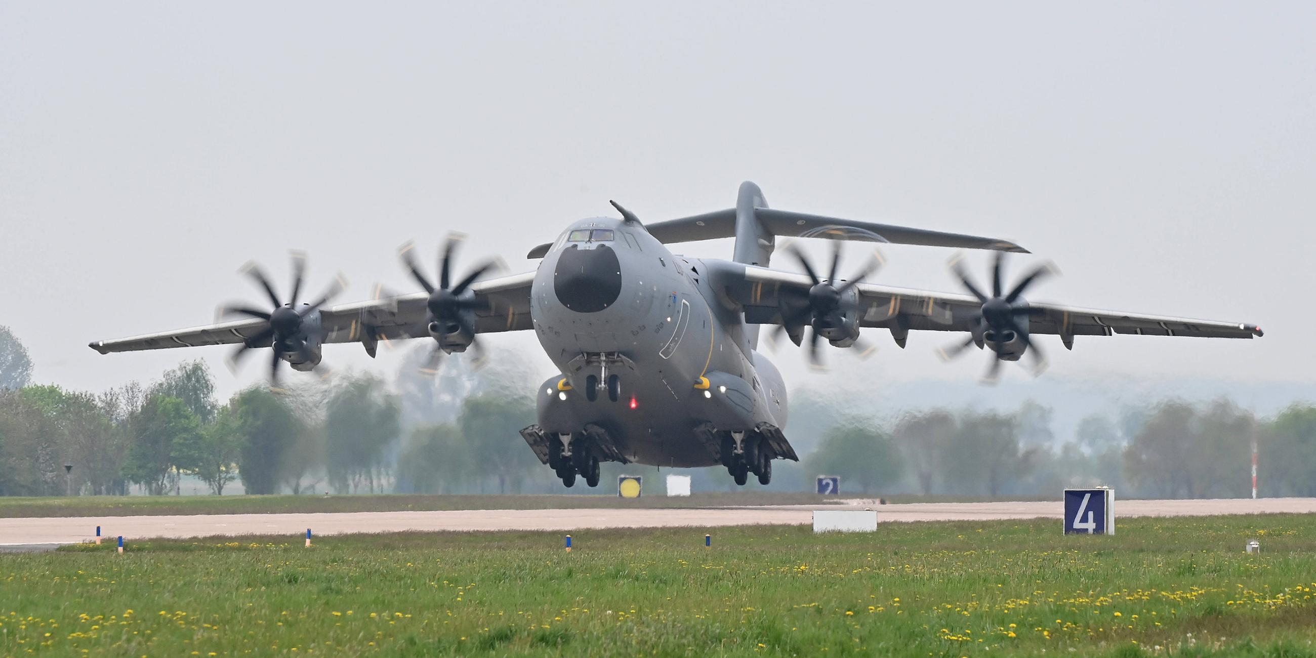 Flugzeug Airbus A400M der Bundeswehr startet am Fliegerhorst der Bundeswehr in Wunstrof. (Archiv)