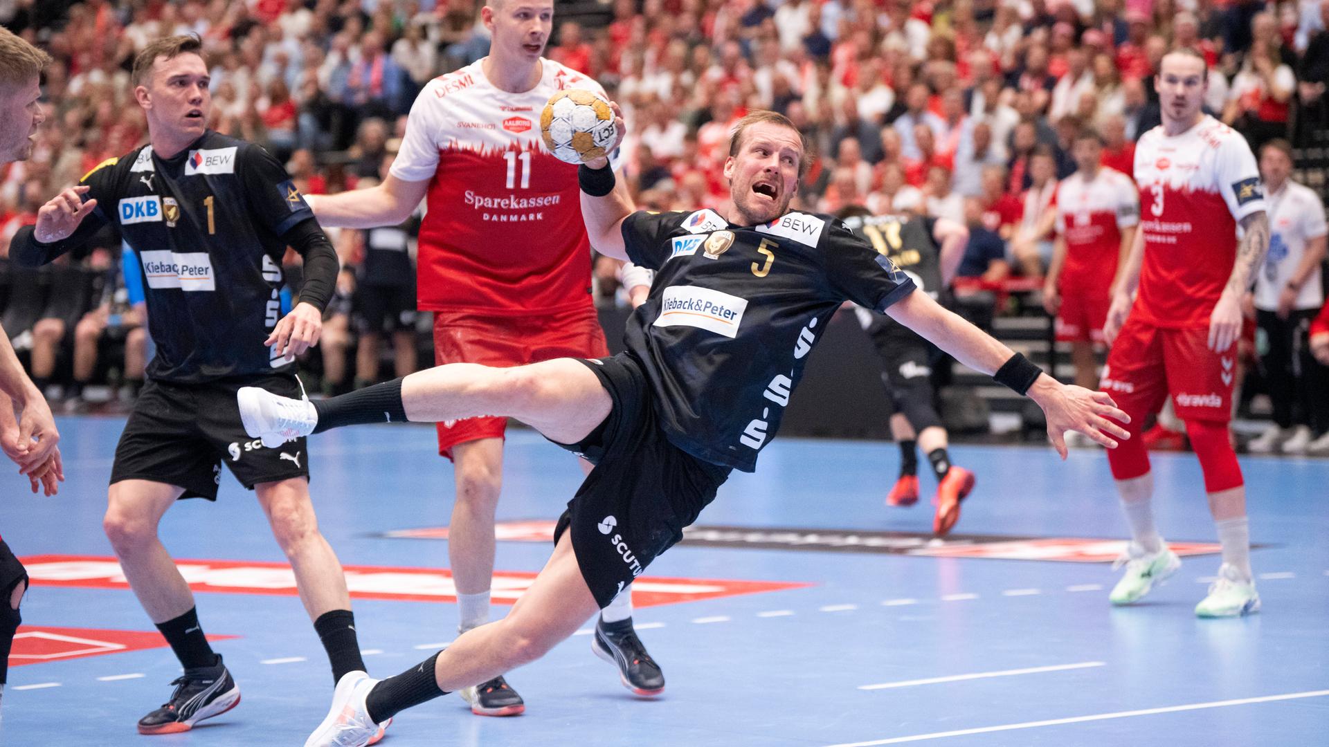 Füchse Berlins Max Darj wirft den Ball auf das Tor am 30.04.25.