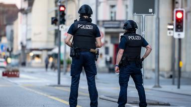 Polizisten patrouillieren auf einer Straße in der Innenstadt von Aarau.
