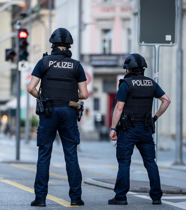 Polizisten patrouillieren auf einer Straße in der Innenstadt von Aarau.