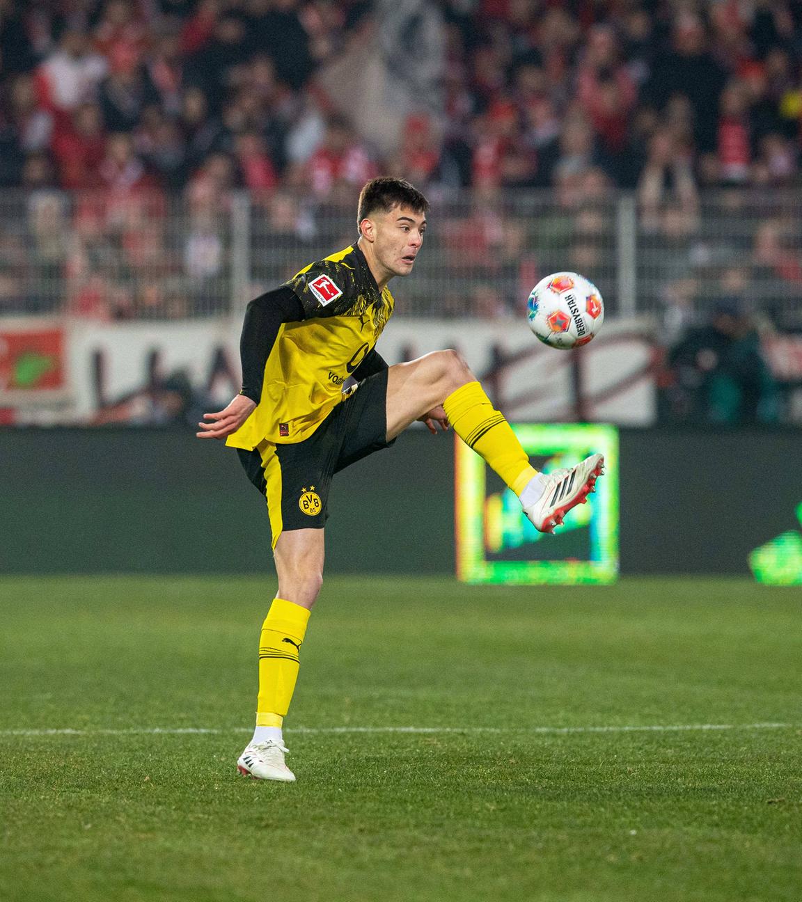 Fußballer Aaron Anselmino (Borussia Dortmund) am Ball gegen den 1. FC Union Berlin am am 24.01.2026.