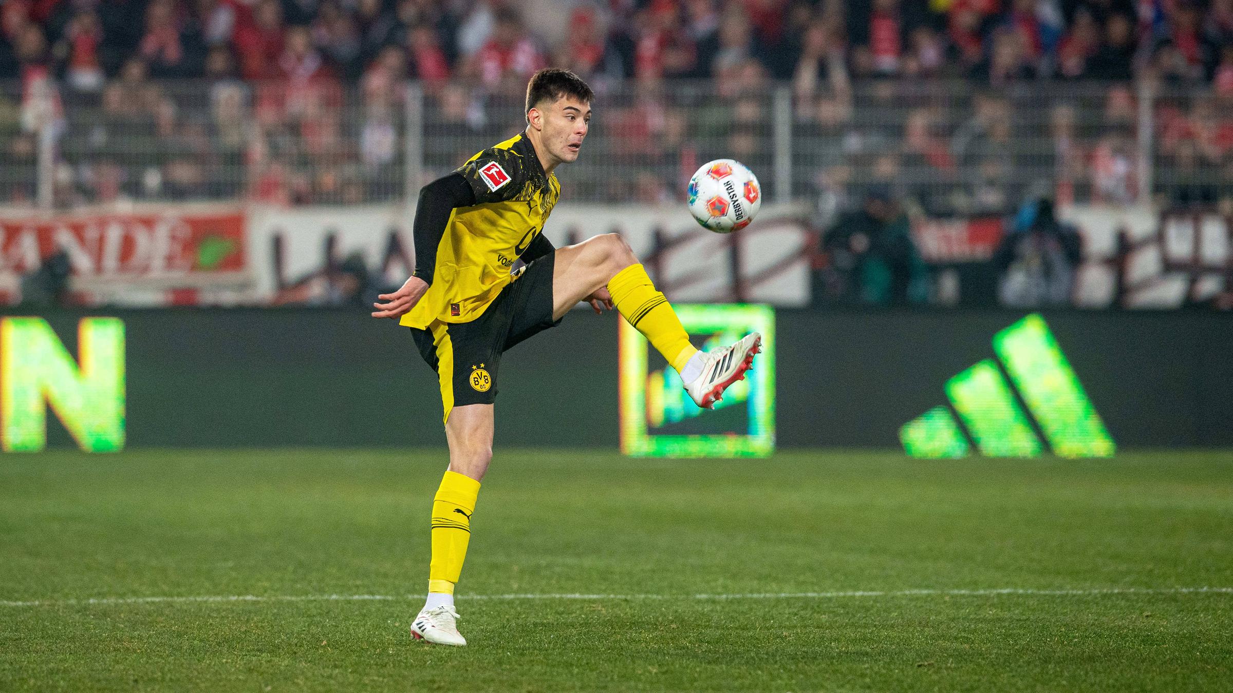 Fußballer Aaron Anselmino (Borussia Dortmund) am Ball gegen den 1. FC Union Berlin am am 24.01.2026.