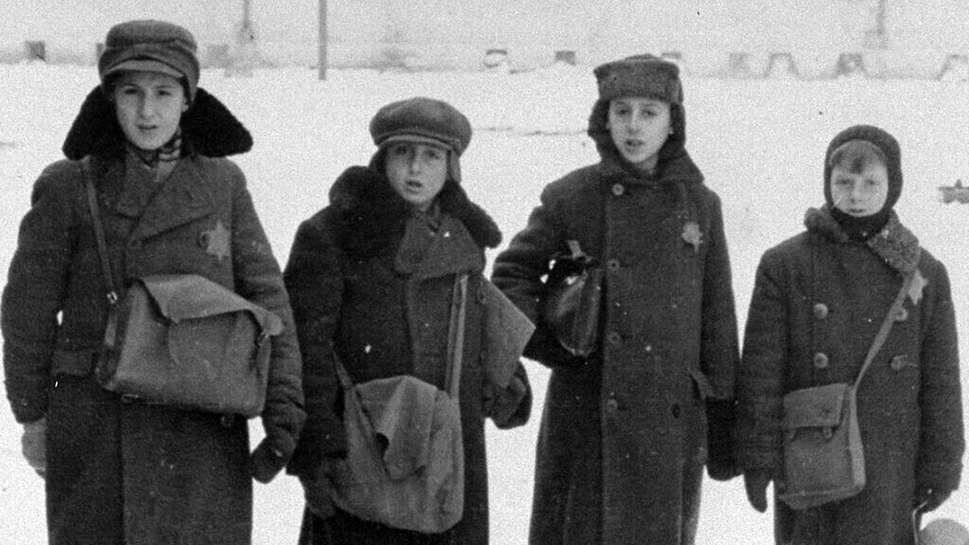 Abba Naor (zweiter v.l.) im Winter 1941/42 auf dem Weg zu einer illegal eingerichteten Schule im Ghetto Kaunas