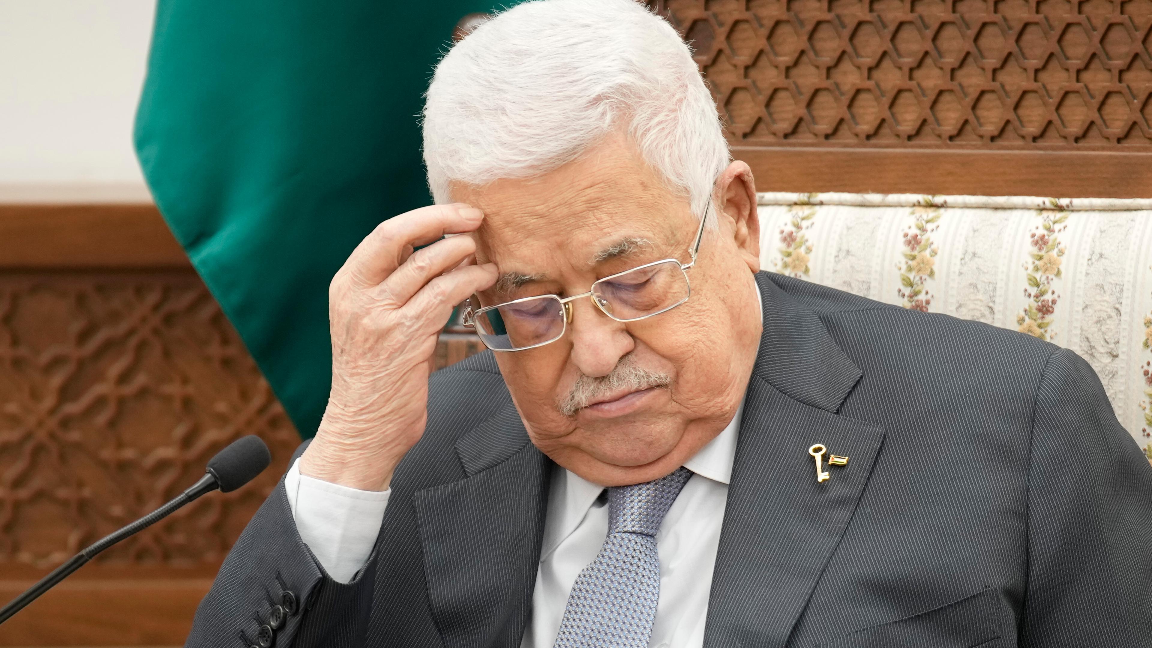 Mahmoud Abbas vor einem Ausschnitt einer Palästina-Flagge
