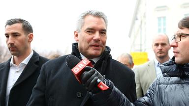 Österreich, Wien: Der österreichische Bundeskanzler Karl Nehammer (ÖVP) auf dem Weg in die Präsidentschaftskanzlei.