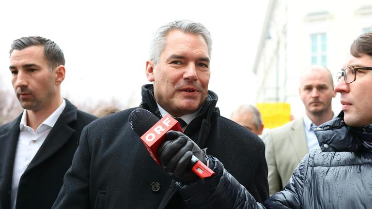 Österreich, Wien: Der österreichische Bundeskanzler Karl Nehammer (ÖVP) auf dem Weg in die Präsidentschaftskanzlei.