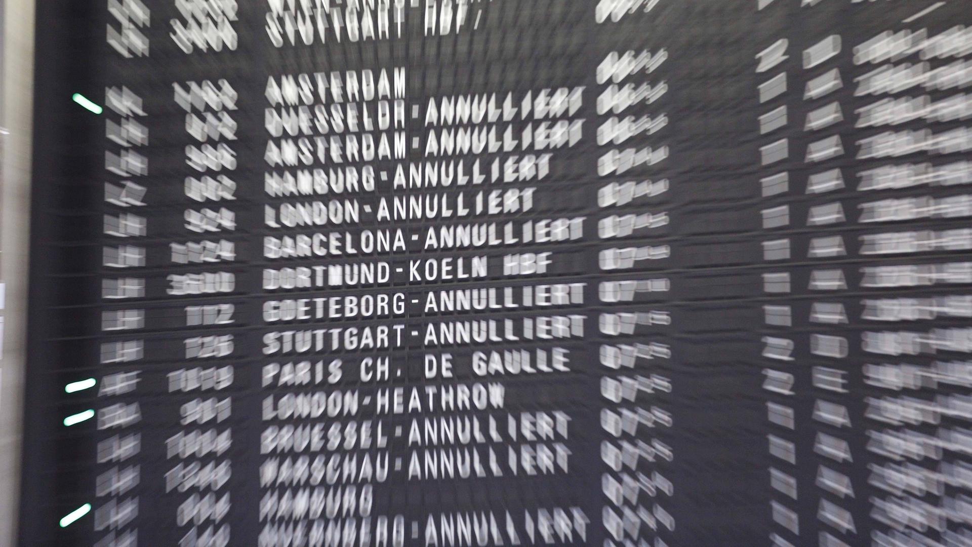 Abflug-Anzeige mit gestrichenen Flügen