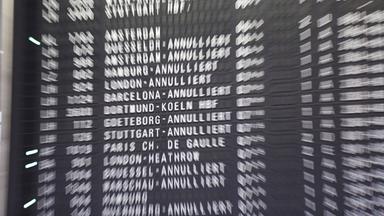 Abflug-Anzeige mit gestrichenen Flügen