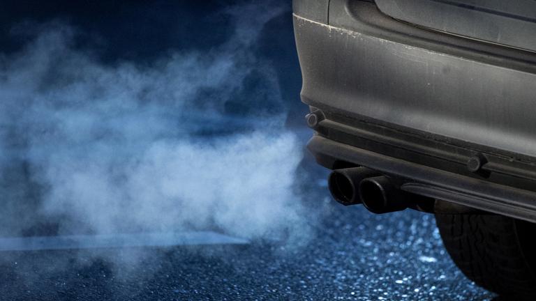 Archiv: Abgase kommen aus dem Auspuff eines Autos am 29.11.2018 in Stuttgart