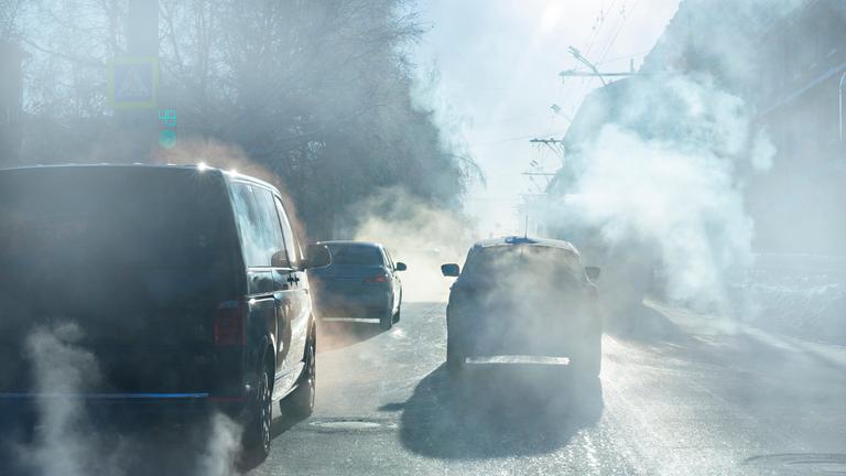 Luftverschmutzung durch Autos auf der Straße