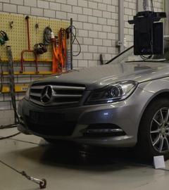 Abgastest bei einem Dieselauto in der Werkstatt