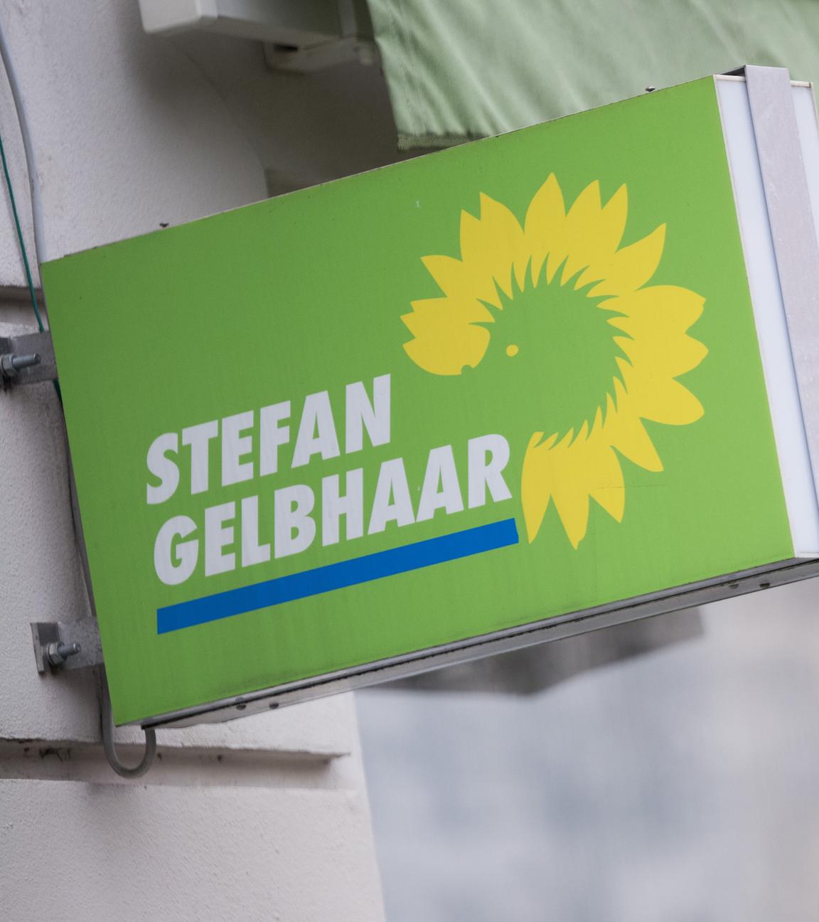 Berlin: Ein Schild mit der Aufschrift "Stefan Gelbhaar" hängt am Büro des Bundestagsabgeordneten.