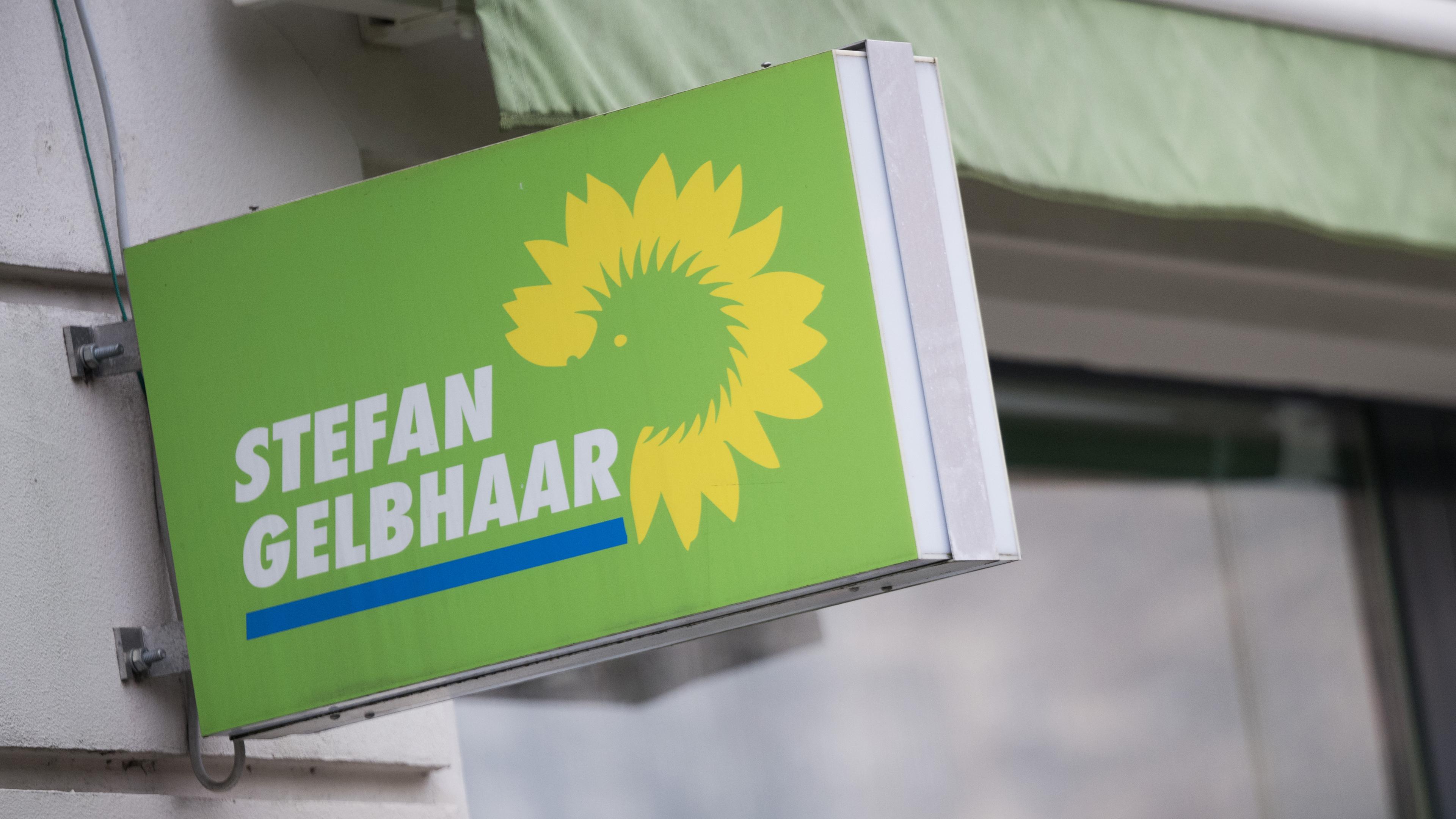 Berlin: Ein Schild mit der Aufschrift "Stefan Gelbhaar" hängt am Büro des Bundestagsabgeordneten.